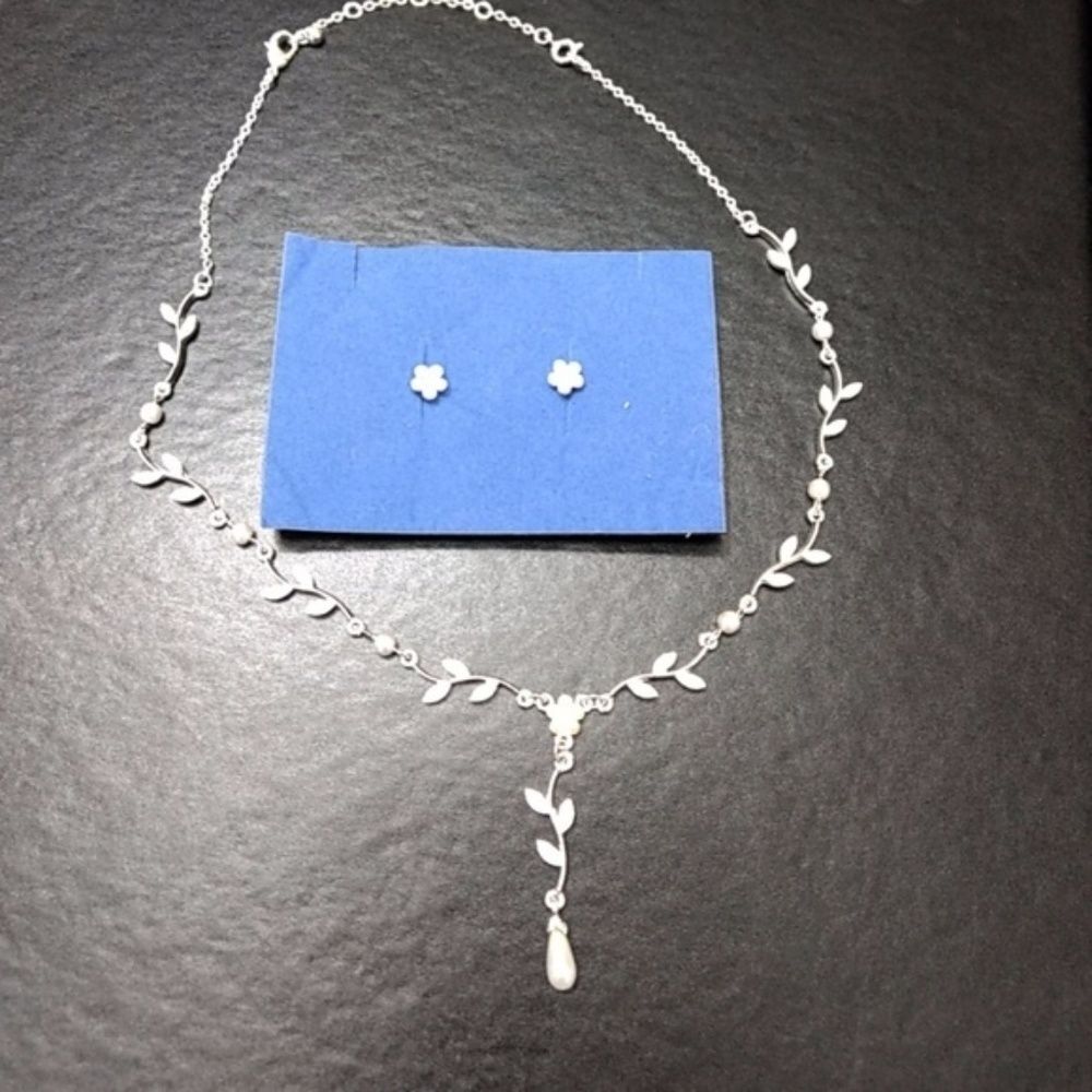 Avon Faux Pearl & Rhinestone Necklace & earring set 17.5-20.5"